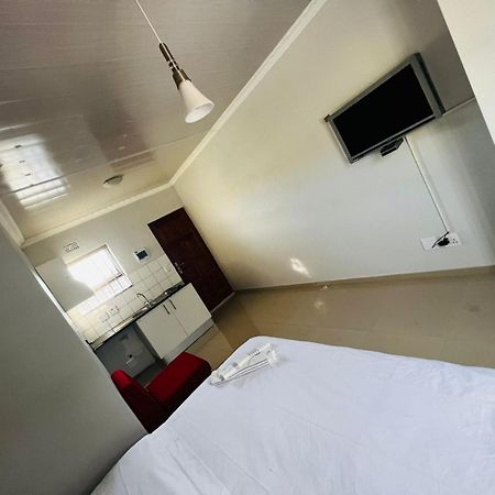 Victoria Guest Lodge Bellville Bagian luar foto